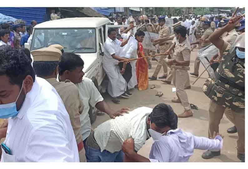 ஆலங்காயம் ஒன்றியக்குழு தலைவர் பதவியை பிடிக்க கவுன்சிலர்களை காரில் ஏற்றி கடத்த முயன்றதால் தி.மு.க.வினரிடையே மோதல். போலீசார் தடியடி