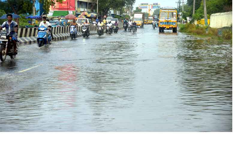 திண்டுக்கல்லில் ரெயில்வே மேம்பாலம் அருகே குளம் போல் தேங்கும் மழைநீர் வாகன ஓட்டிகள் அவதி