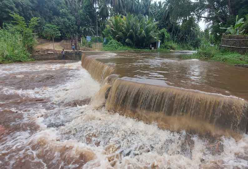 ஆனைமலை உப்பாற்றில் வெள்ளப்பெருக்கு ஏற்பட்டதால் பக்தர்கள் குளிக்க தடை