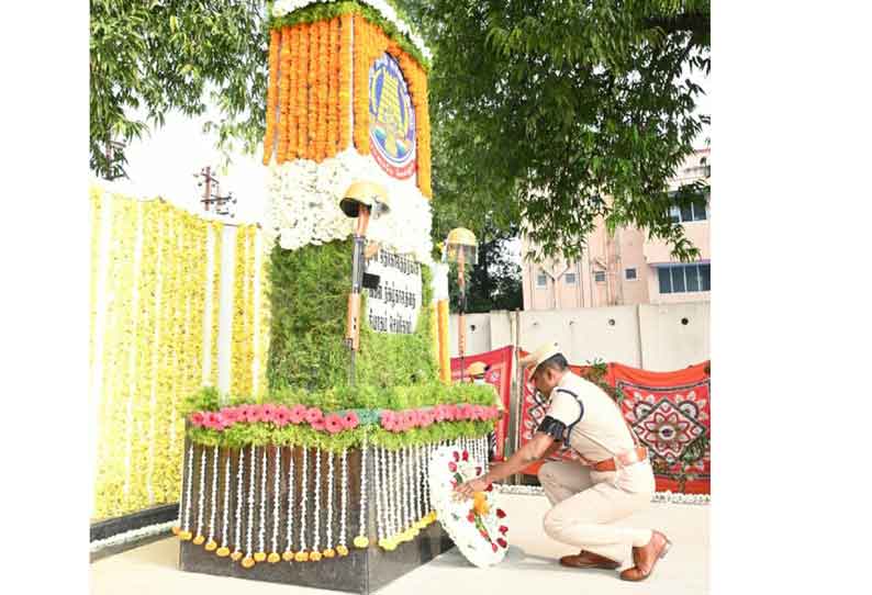 பணியின்போது உயிர்நீத்த காவலர்களுக்கு வீரவணக்கம். போலீஸ் சூப்பிரண்டு தலைமையில் நடந்தது