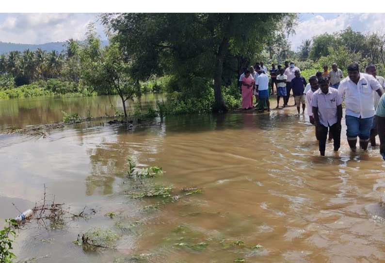 ஊத்தங்கரை அருகே ஏரி நிரம்பி ஊருக்குள் வெள்ளம் புகுந்தது-60 வீடுகளுக்குள் மழைநீர் சென்றதால் பொதுமக்கள் அவதி