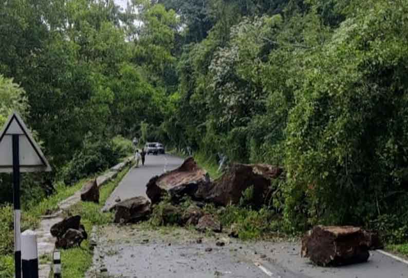 கோத்தகிரி-மேட்டுப்பாளையம் சாலையில் பாறைகள் உருண்டு விழுந்தன