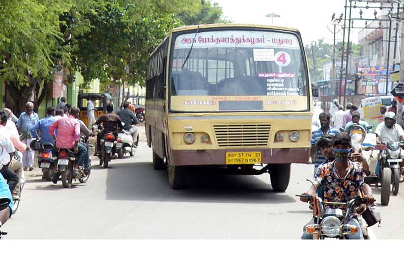 திண்டுக்கல்லில் நடுரோட்டில் பழுதாகி நின்ற அரசு பஸ் பயணிகள் அவதி