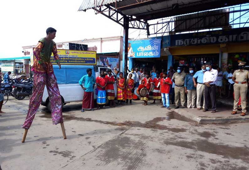 பழனி பஸ்நிலையத்தில் மதுவுக்கு எதிரான விழிப்புணர்வு கலைநிகழ்ச்சி