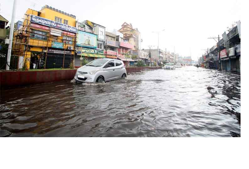 பழனியில் கொட்டித்தீர்த்த கனமழை சாலையில் குளம்போல் தேங்கிய மழைநீர் பொதுமக்கள் அவதி