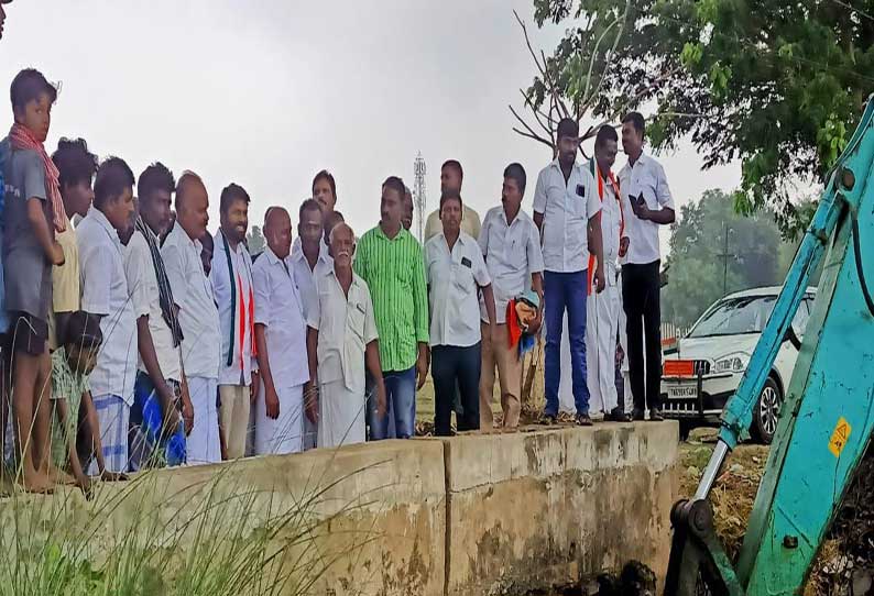 சிவகளை, பெருங்குளம் வடிகால் வாய்க்கால் தூர்வாரும் பணி- ஊர்வசி அமிர்தராஜ் எம்.எல்.ஏ. ஆய்வு