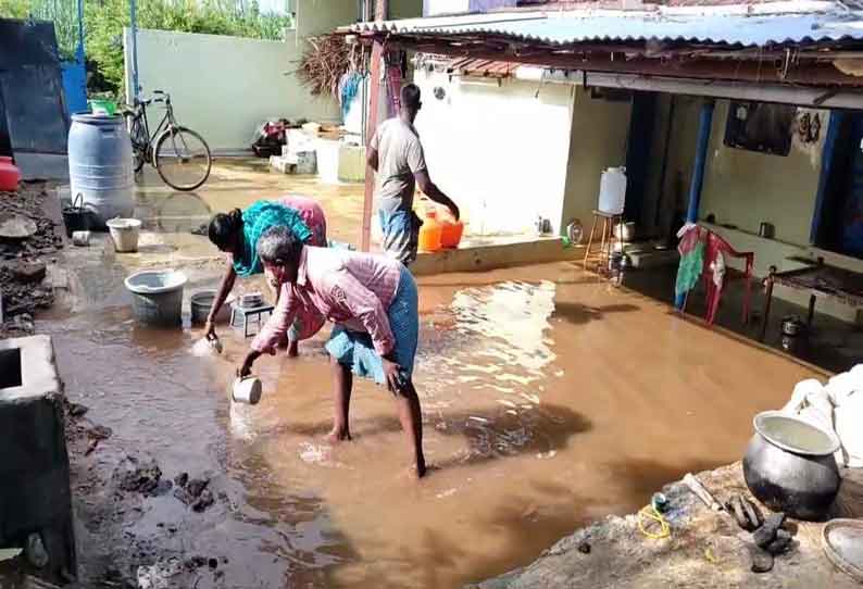 கோபி அருகே 50 வீடுகளுக்குள் மழை வெள்ளம் புகுந்தது