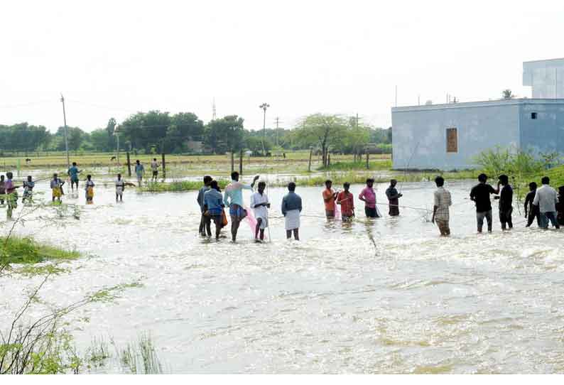 மீன்களுக்கு தூண்டில் போடும் இளைஞர்கள்