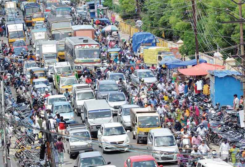 வாகன நெரிசல் காரணமாக திருப்பூர் குமரன் ரோட்டில் போக்குவரத்து ஸ்தம்பித்தது