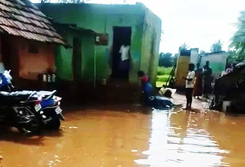 தேவரிஷிகுப்பத்தில்  வீடுகளுக்குள் மழைநீர் புகுந்தது