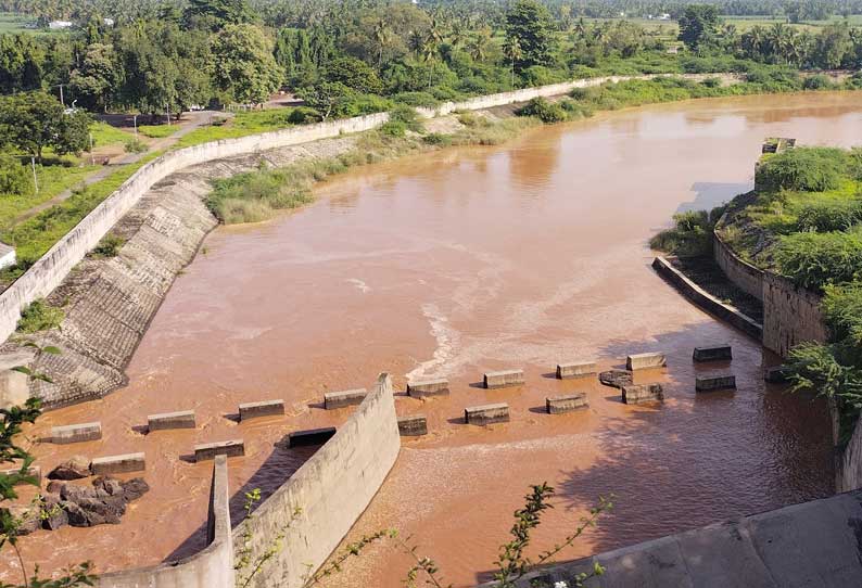 முழுகொள்ளளவை எட்டியதால் கோமுகி அணையில் இருந்து வினாடிக்கு 800 கனஅடி நீர் வெளியேற்றம்