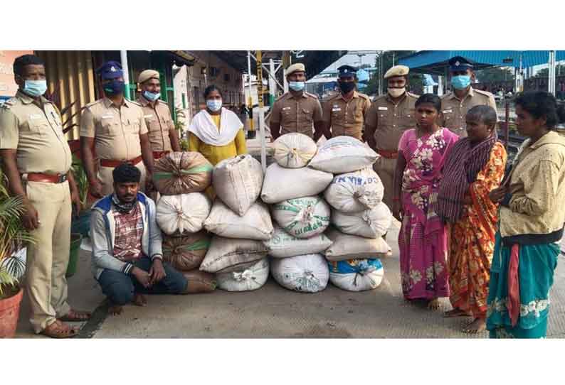 ரெயிலில் கடத்த முயன்ற ஒரு டன் ரேஷன் அரிசி பறிமுதல். பெண்கள் உள்பட 4 பேர் கைது