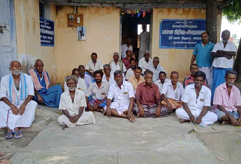 ஏரிக்கு வரும் தண்ணீர் அடைக்கப்பட்டதை கண்டித்து பொதுப்பணித்துறை அலுவலகத்தை விவசாயிகள் முற்றுகை