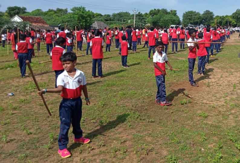 2 கி.மீ. தூரம் சிலம்பம் சுற்றி நடந்து சென்று சாதனை நிகழ்ச்சி