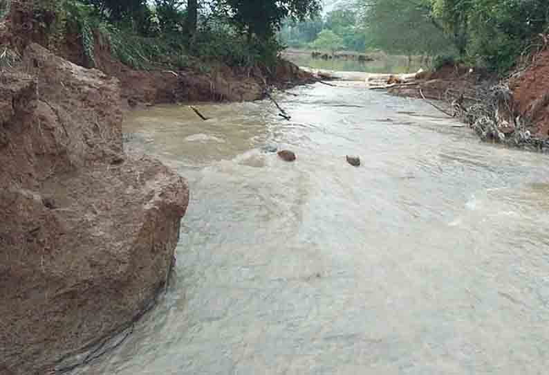 மேலூர், கொட்டாம்பட்டி பகுதியில் கனமழையால் கண்மாய்களில் உடைப்பு ஏற்பட்டது. மேலும் நெற்பயிர்கள் மழை நீரில் மூழ்கின.