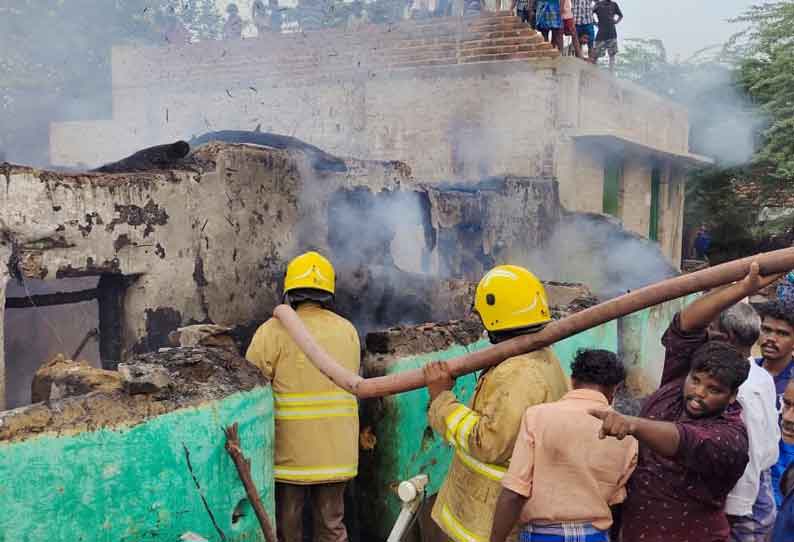 திருவெண்ணெய்நல்லூர் அருகே தீ விபத்து: 5 கூரை வீடுகள் எரிந்து சாம்பல்