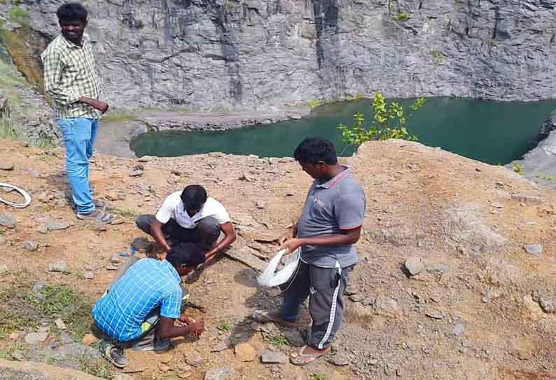 பாறைகளில் வைக்கப்பட்டிருந்த ஜெலட்டின் குச்சிகளை அதிகாரிகள் வெடிக்க செய்தனர்