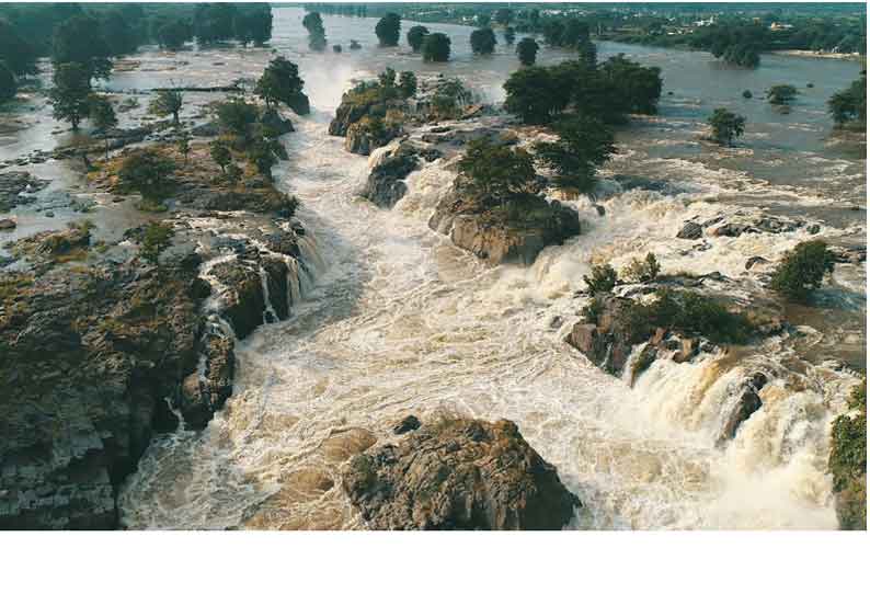 காவிரி நீர்ப்பிடிப்பு பகுதிகளில் கனமழை ஒகேனக்கல்லில் வெள்ளப்பெருக்கு ஆற்றில் குளிக்கவும் பரிசல் இயக்கவும் தடை