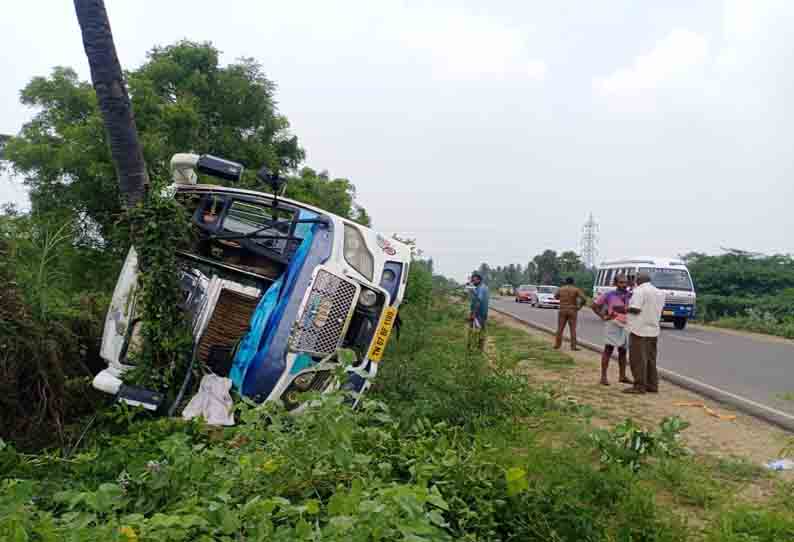 வேன் கவிழ்ந்து விபத்து; 2 பேர் படுகாயம்