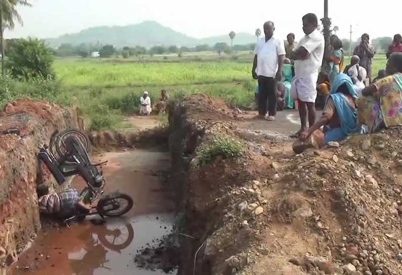 பாலம் அமைப்பதற்காக தோண்டப்பட்ட  பள்ளத்தில் தவறி விழுந்து விவசாயி பலி எஸ்.வாழவந்தி அருகே சோகம்