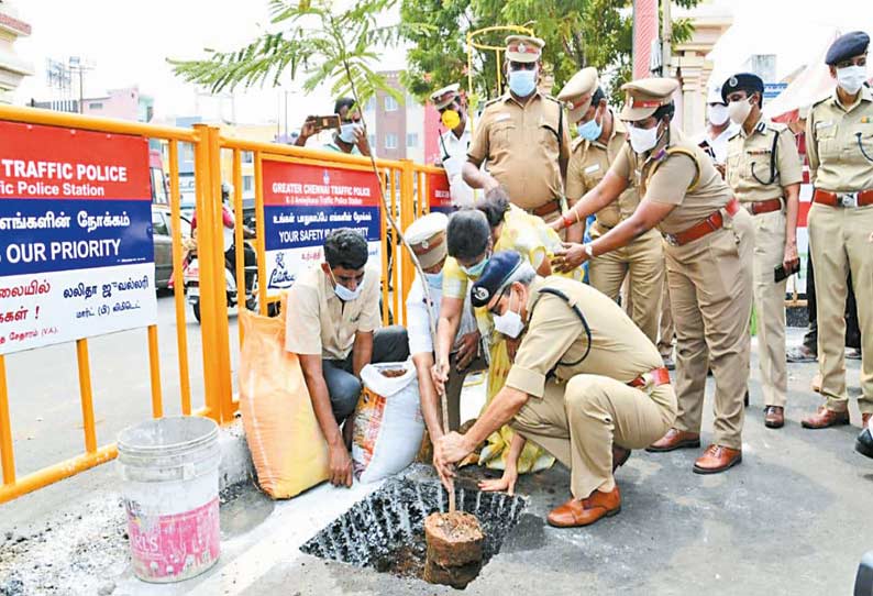 கொரோனாவால் உயிரிழந்த போலீஸ்காரர்கள் நினைவாக மரக்கன்று; போலீஸ் கமிஷனர் சங்கர் ஜிவால் நட்டு வைத்தார்