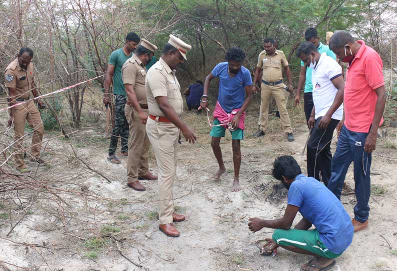 தூத்துக்குடி முள்ளக்காடு அருகே ரவுடி துரைமுருகன் சுட்டுக்கொல்லப்பட்ட இடத்தில் சுடுவதற்கு பயன்படுத்திய துப்பாக்கி தோட்டக்களை போலீசார் நேற்று சேகரித்தனர்