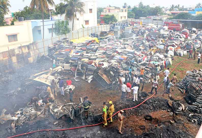 பழைய கார் குடோனில் பயங்கர தீ விபத்து