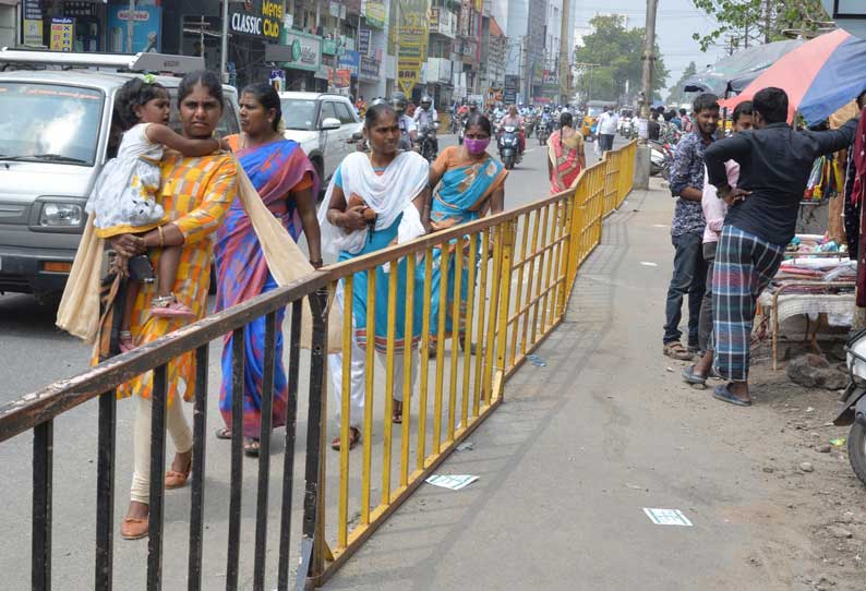 குமரன் ரோட்டில் பாதசாரிகளின் வசதிக்காக இரும்பு தடுப்புகள் அமைப்பு