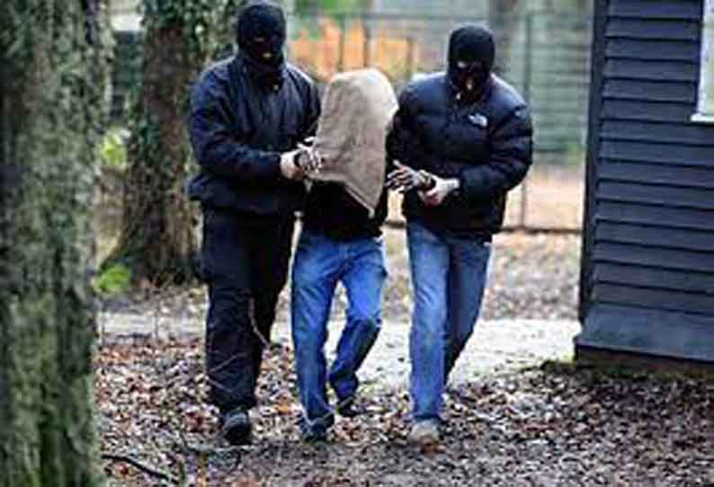 புஞ்சைபுளியம்பட்டி அருகே பரபரப்பு ரூ.20 லட்சம் கேட்டு லாரி உரிமையாளர் காரில் கடத்தல்; மர்மநபர்கள் 6 பேருக்கு  வலைவீச்சு