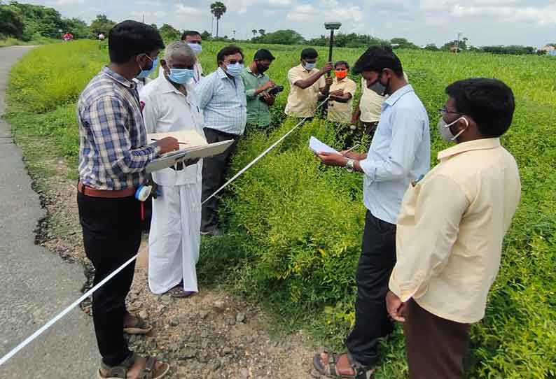 சென்னிமலை முருகன் கோவிலுக்கு சொந்தமான நிலங்களை நவீன கருவிகள் மூலம் அளவீடு செய்யும் பணி தீவிரம்