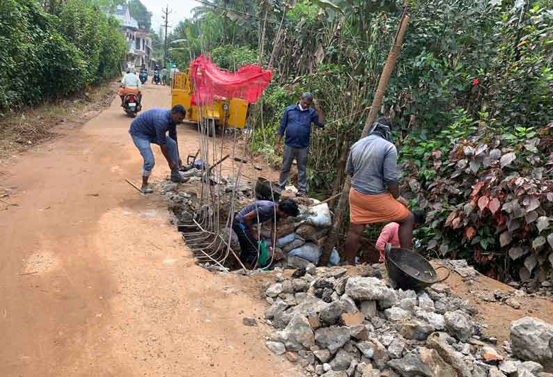 ரூ.4 லட்சத்தில் தரைப்பாலத்தை சீரமைக்கும் பணி தொடக்கம்