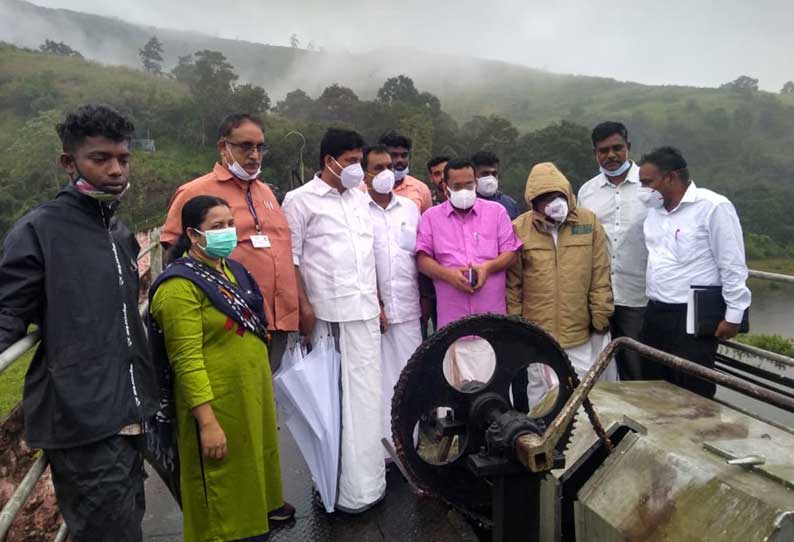 சுப்ரீம் கோர்ட்டு உத்தரவை மீறி முல்லைப்பெரியாறு அணையில் தண்ணீரை திறந்த கேரள மந்திரிகள்