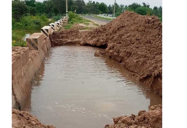 காவிரி கூட்டு குடிநீர் குழாயில் உடைப்பு