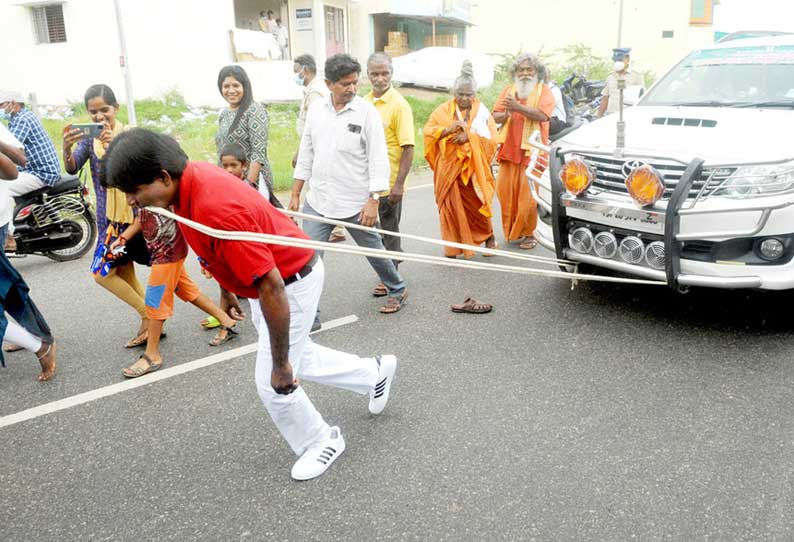 காரில் கயிறு கட்டி பற்களால் கடித்து இழுத்து சாதனை