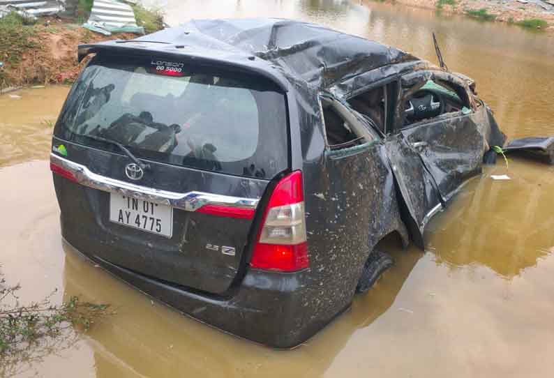 மழைநீரில் கார் சிக்கியது