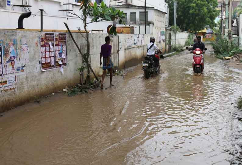 நெல்லையில் தொடர் மழை; வீதிகளில் தேங்கிய வெள்ளம்