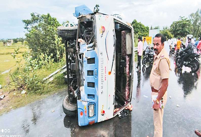 திருப்போரூர் அருகே தடுப்புச்சுவரில் மோதி விபத்துக்குள்ளான வேன்