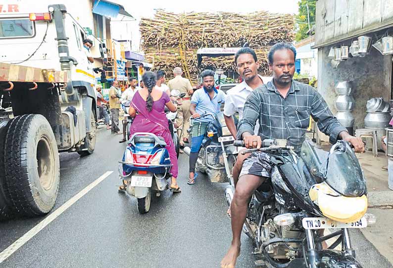 பள்ளிப்பட்டு நகருக்குள் சாலையை அடைத்தபடி வந்த கரும்பு வாகனத்தால் போக்குவரத்து நெரிசல்