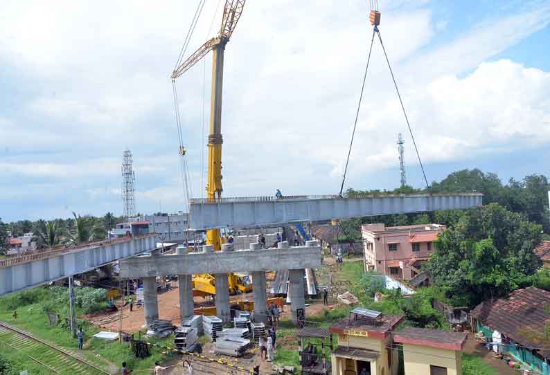 ராட்சத தூண்கள் அமைக்கும் பணி மும்முரம்