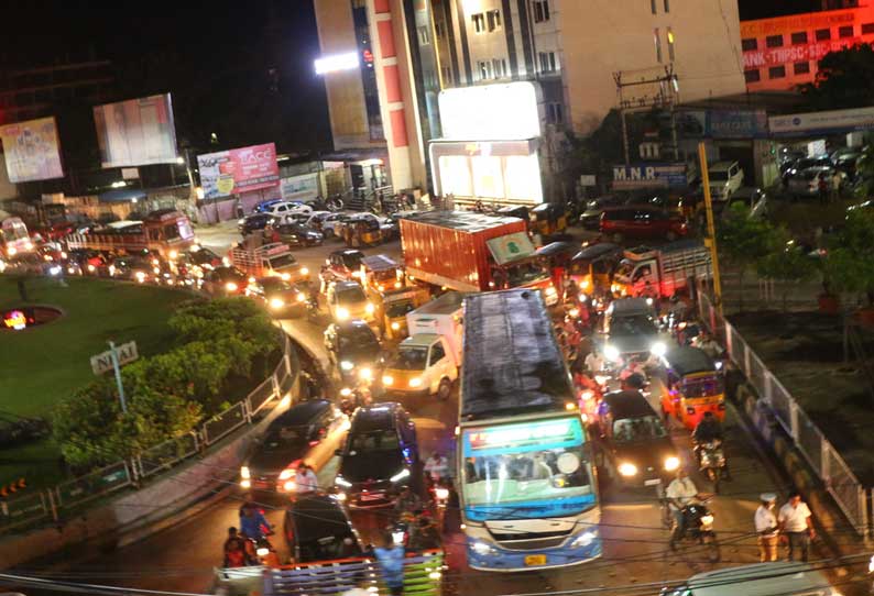 மின்தடையால் சிக்னல்கள் இயங்கவில்லை வேலூரில் போக்குவரத்து பாதிப்பு