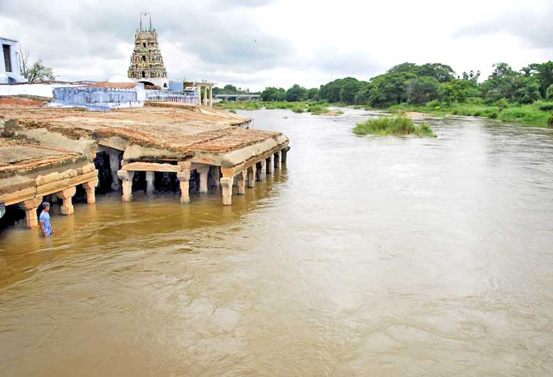 நெல்லையில் தொடர் மழை; கோவிலை சூழ்ந்த வெள்ளம்