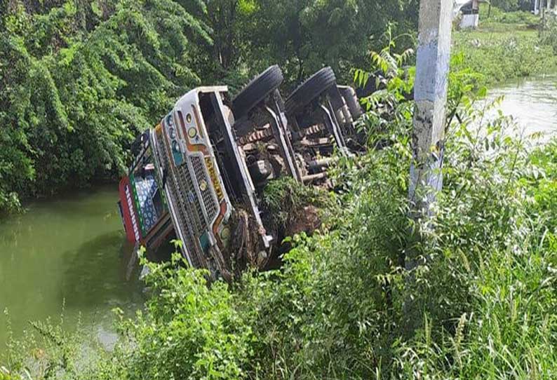 சிமெண்டு ஏற்றி வந்த லாரி கால்வாய்க்குள் பாய்ந்து கவிழ்ந்தது