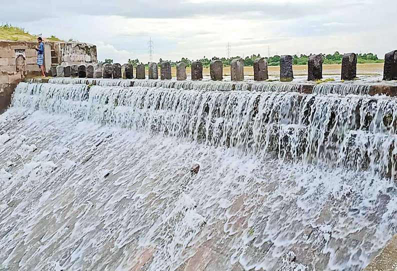 நிரம்பி வழியும் உத்திரமேரூர் ஏரி