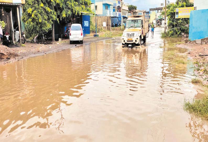 கும்மிடிப்பூண்டி-ரெட்டம்பேடு சாலையில் மழைநீருடன் கழிவுநீர் கலப்பதால் பொதுமக்கள் அவதி