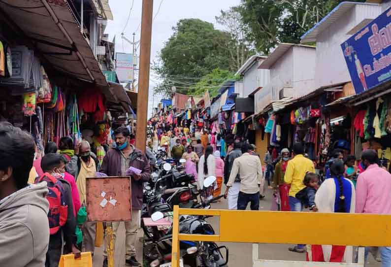 கடைவீதியில் பொருட்கள் வாங்க குவிந்த மக்கள்