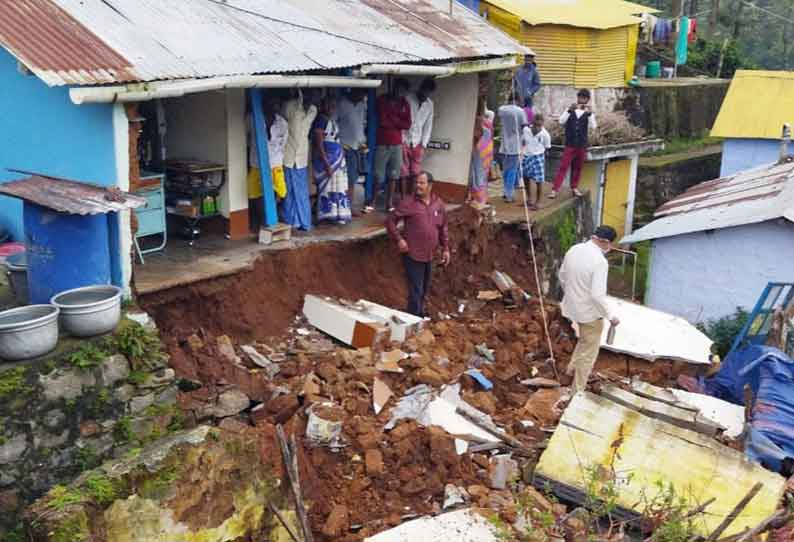 வீட்டின் முன்பக்க அறை இடிந்தது