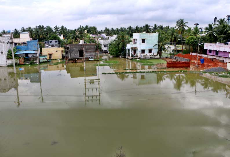 பரவலாக மழை: வீடுகளில் முடங்கிய பொதுமக்கள் தீபாவளி விற்பனை பாதிப்பால் வியாபாரிகள் கவலை