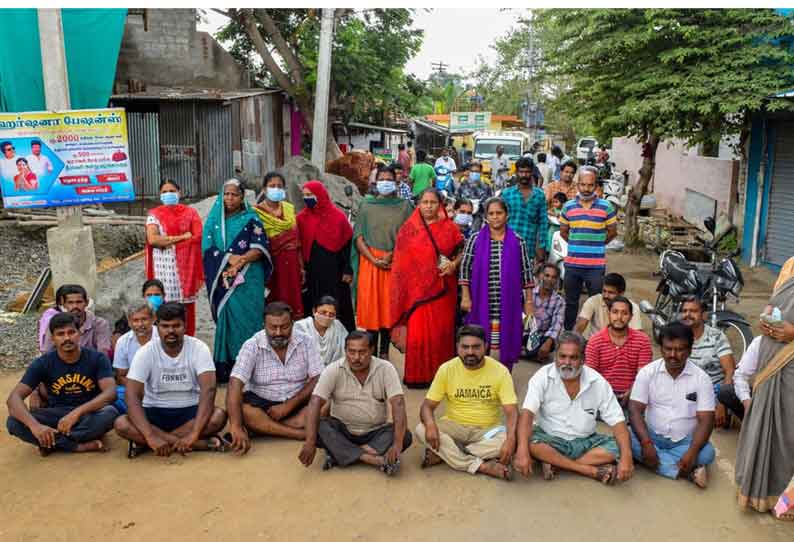 சாலையை சீமைக்க கோரி பொதுமக்க்ள மறியலில் ஈடுபட்டனர்.