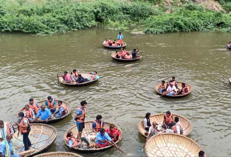 வார விடுமுறையையொட்டி ஒகேனக்கல்லில் குவிந்த சுற்றுலா பயணிகள்-பரிசலில் சென்று மகிழ்ந்தனர்