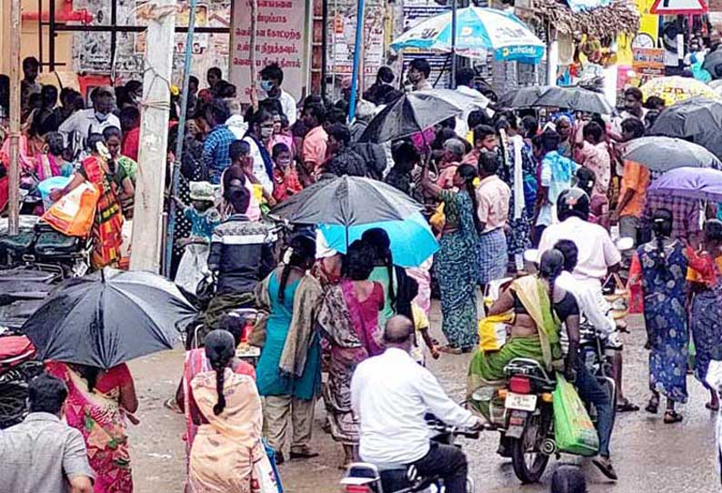 தீபாவளிக்கு பொருட்களை வாங்க கடைவீதிகளில் பொதுமக்கள் கூட்டம் அலைமோதியது